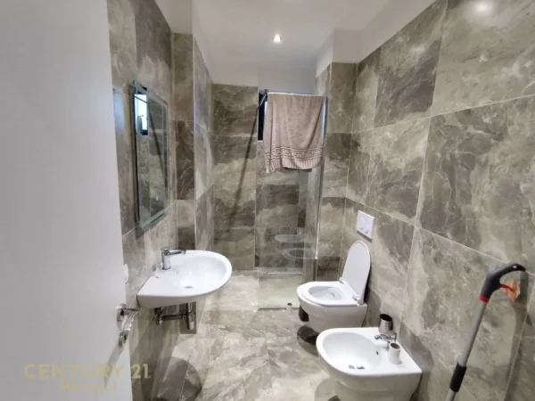 Tirane, jepet me qera apartament 3+1+Aneks+Ballkon Kati 9, 129 m² 1.000 € (Rezidenca Future Home)