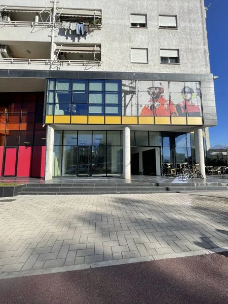 Tirane, jepet me qera ambjent biznesi , 325 m² 