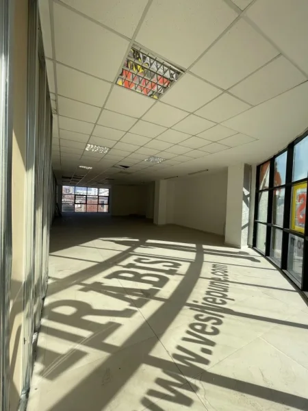 Tirane, jepet me qera ambjent biznesi , 325 m² 