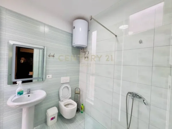 Tirane, jepet me qera apartament 2+1+Aneks+Ballkon Kati 3, 95 m² 900 € 