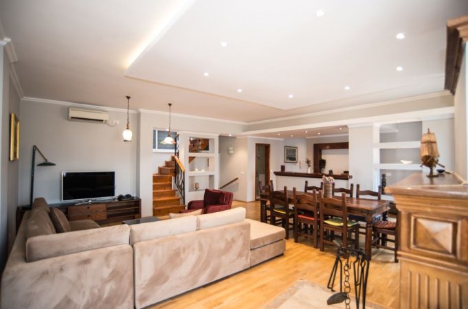 Tirane, jepet me qera apartament+verande | Penthouse , 199 m² (Qender, Piazza Teatri Metropol)