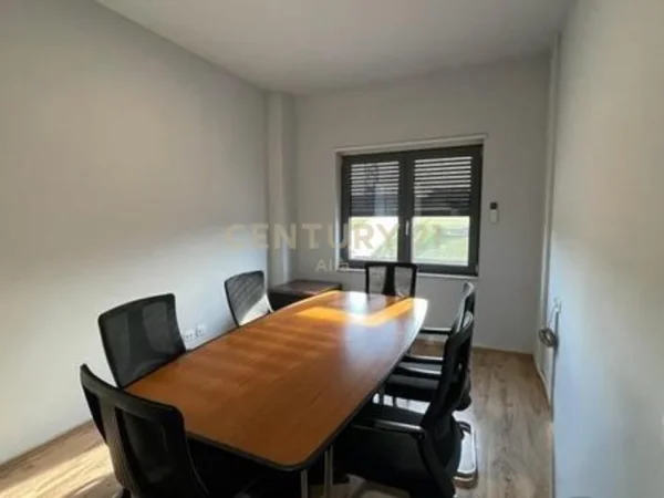 Tirane, jepet me qera ambjent biznesi Kati 4, 86 m² 1.000 € 
