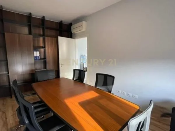 Tirane, jepet me qera ambjent biznesi Kati 4, 86 m² 1.000 € 