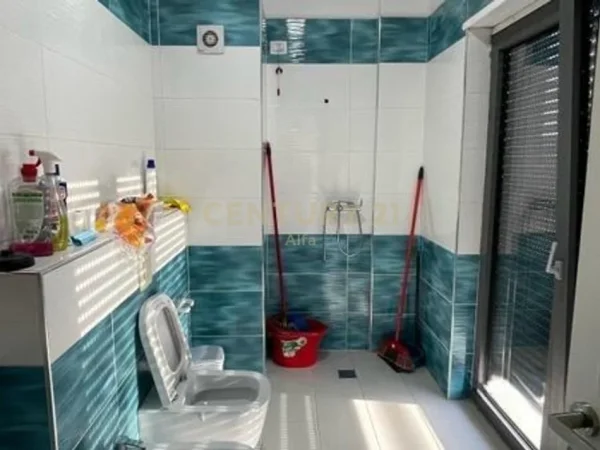 Tirane, jepet me qera ambjent biznesi Kati 4, 86 m² 1.000 € 