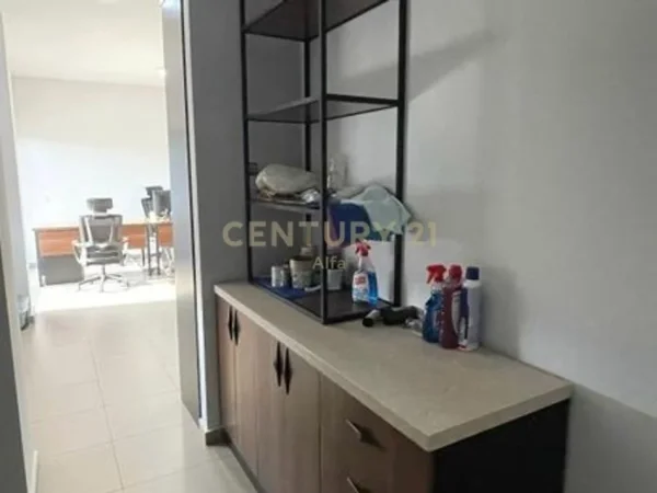 Tirane, jepet me qera ambjent biznesi Kati 4, 86 m² 1.000 € 