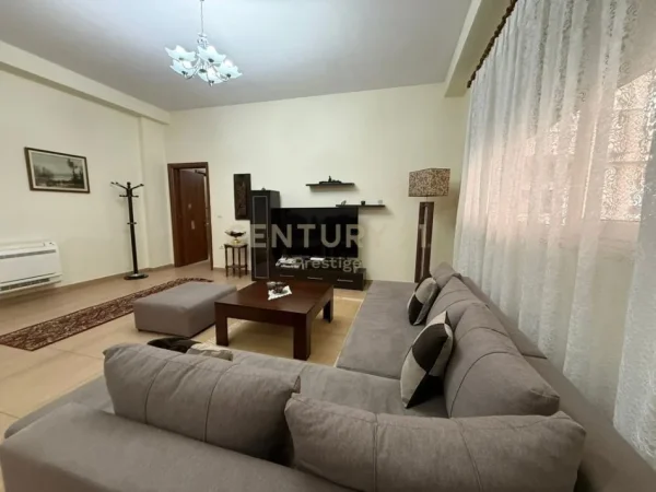 Tirane, jepet me qera apartament 2+1+Aneks+Ballkon Kati 2, 109 m² 900 € 