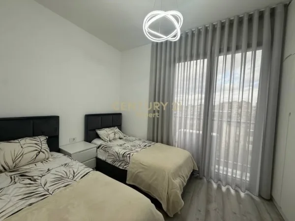 Tirane, jepet me qera apartament 2+1+Aneks+Ballkon Kati 7, 80 m² 800 € 