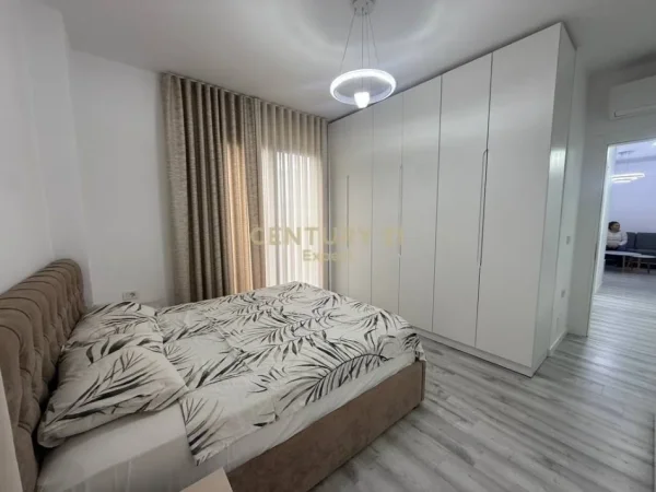 Tirane, jepet me qera apartament 2+1+Aneks+Ballkon Kati 7, 80 m² 800 € 