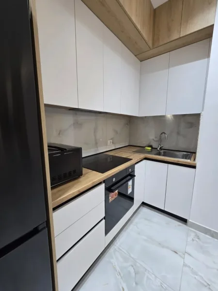 Tirane, jepet me qera apartament 1+1+Ballkon Kati 3, 90 m² 1.000 € (Liqeni Thate)