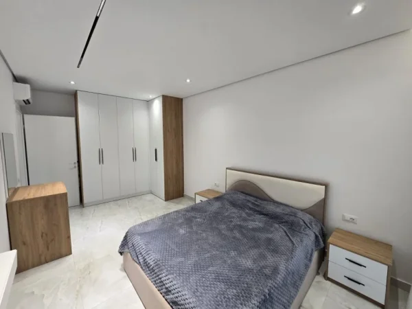 Tirane, jepet me qera apartament 1+1+Ballkon Kati 3, 90 m² 1.000 € (Liqeni Thate)