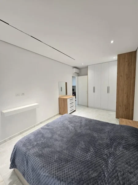 Tirane, jepet me qera apartament 1+1+Ballkon Kati 3, 90 m² 1.000 € (Liqeni Thate)