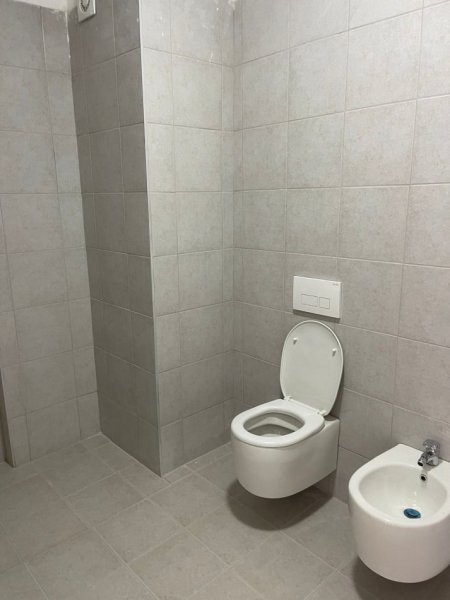 Tirane, jepet me qera apartament Kati 4, 75 m² 650 € (STACIONI TRENIT)