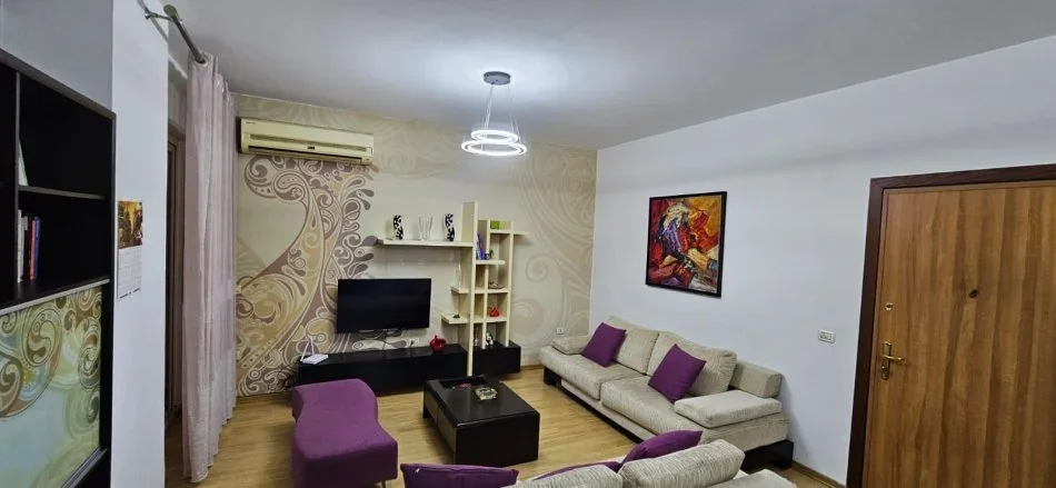 Tirane, jepet me qera apartament 2+1+Ballkon Kati 4, 85 m² 700 € (Pazari i Ri)