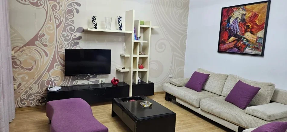 Tirane, jepet me qera apartament 2+1+Ballkon Kati 4, 85 m² 700 € (Pazari i Ri)