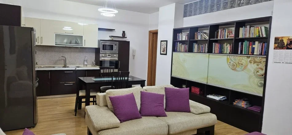 Tirane, jepet me qera apartament 2+1+Ballkon Kati 4, 85 m² 700 € (Pazari i Ri)