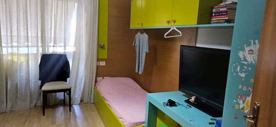 Tirane, jepet me qera apartament 2+1+Ballkon Kati 4, 85 m² 700 € (Pazari i Ri)