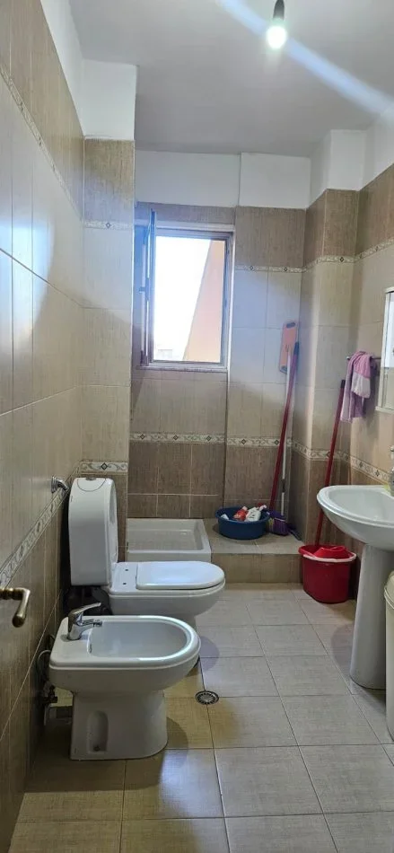 Tirane, jepet me qera apartament 2+1+Ballkon Kati 4, 85 m² 700 € (Pazari i Ri)