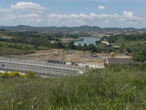 Tirane, shes toke , 10.000 m² 2.000.000 € (Farke)