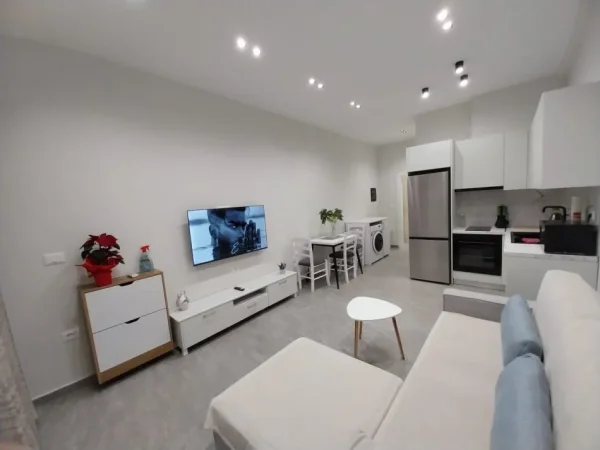 🏡Vlore, jepet me qera apartament 1+1 Kati 1, 350 € (Prane Muradies,Rruga Ali demi,Vlorë)