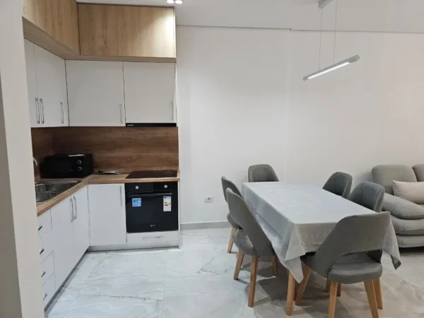 Tirane, jepet me qera apartament 1+1+Ballkon Kati 2, 90 m² 1.000 € (Liqeni i Thate)
