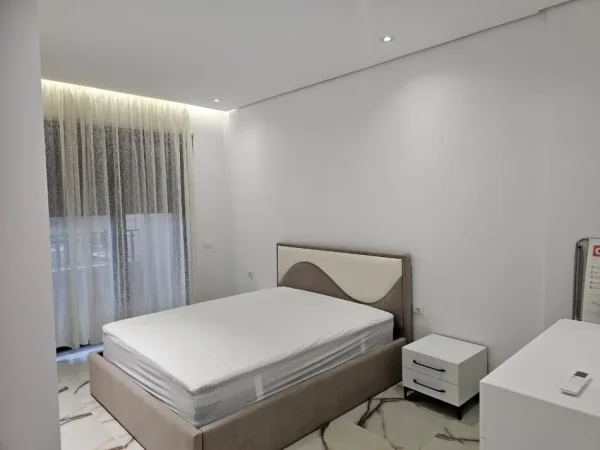 Tirane, jepet me qera apartament 1+1+Ballkon Kati 2, 90 m² 1.000 € (Liqeni i Thate)