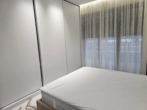 Tirane, jepet me qera apartament 1+1+Ballkon Kati 2, 90 m² 1.000 € (Liqeni i Thate)