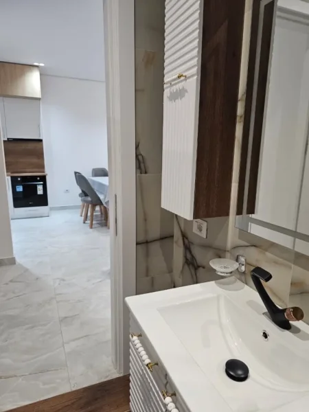 Tirane, jepet me qera apartament 1+1+Ballkon Kati 2, 90 m² 1.000 € (Liqeni i Thate)