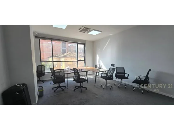 Tirane, jap me qera ambjent biznesi Kati 1, 452 m² 5.000 € (Rruga Hoxha Tahsim)