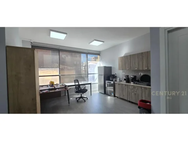 Tirane, jap me qera ambjent biznesi Kati 1, 452 m² 5.000 € (Rruga Hoxha Tahsim)