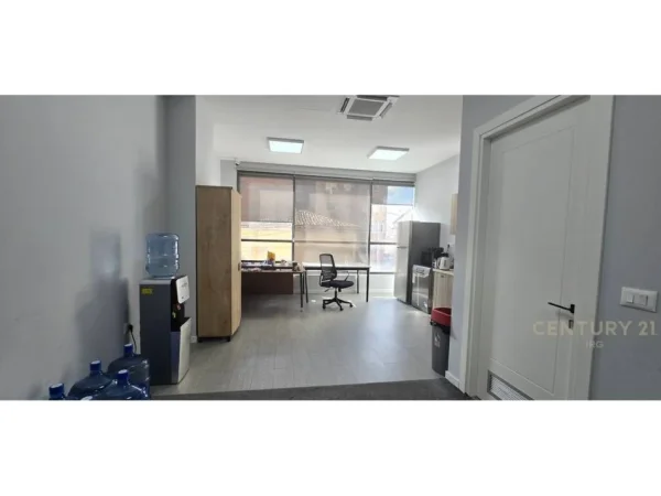 Tirane, jap me qera ambjent biznesi Kati 1, 452 m² 5.000 € (Rruga Hoxha Tahsim)