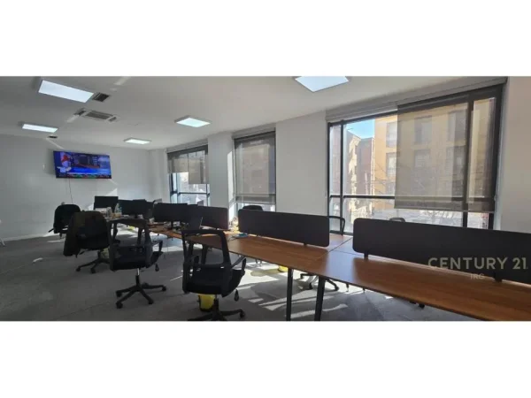 Tirane, jap me qera ambjent biznesi Kati 1, 452 m² 5.000 € (Rruga Hoxha Tahsim)