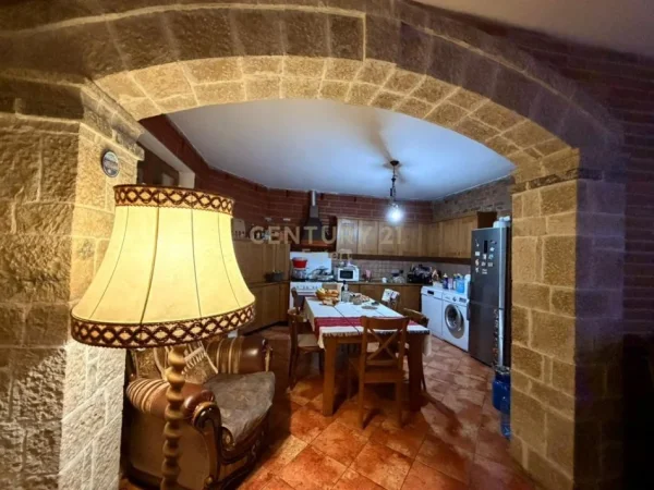 Tirane, jepet me qera Vile 3 Katshe Kati 3, 500 m² 3.500 € 