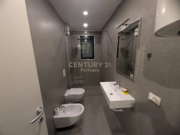 Tirane, jepet me qera apartament 2+1+Aneks+Ballkon Kati 9, 120 m² 750 € 