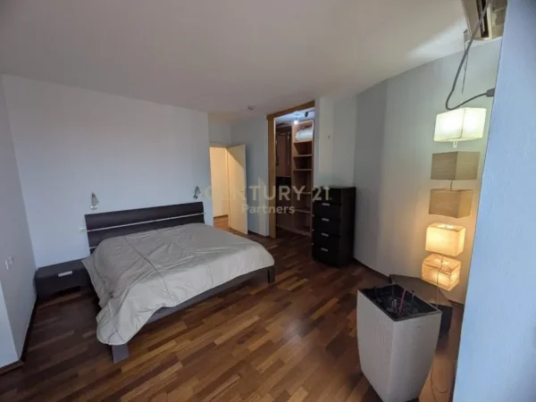 Tirane, jepet me qera apartament 2+1+Aneks+Ballkon Kati 9, 120 m² 750 € 