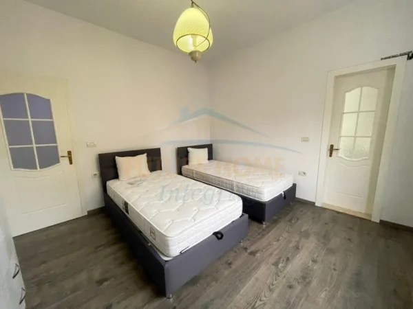 Tirane, jepet me qera apartament 2+1+2 Kati 6, 110 m² 600 € (Rruga Siri Kodra)