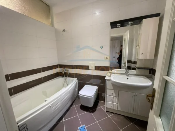 Tirane, jepet me qera apartament 2+1+2 Kati 6, 110 m² 600 € (Rruga Siri Kodra)