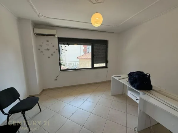 Tirane, jepet me qera zyre Kati 3, 156 m² 1.000 € 