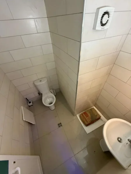 Tirane, shitet dyqan Kati 0, 76 m² 178.000 € (astir)