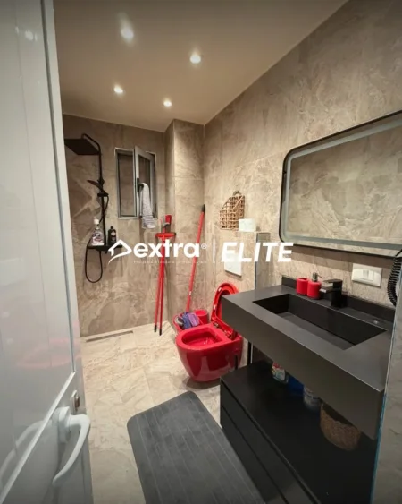 Tirane, jepet me qera apartament 2+1 Kati 3, 90 m² 750 € (Rruga Hoxha Tahsim)