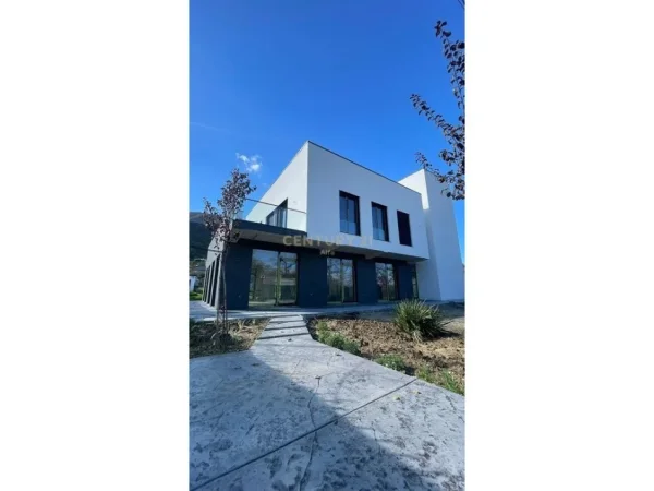 Tirane, jap me qera ambjent biznesi Kati 1, 3.600 m² 3.000 € (Berzhite)