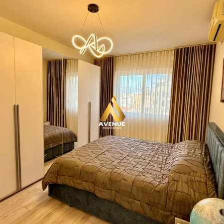 Tirane, jepet me qera apartament 1+1 Kati 8, 800 €