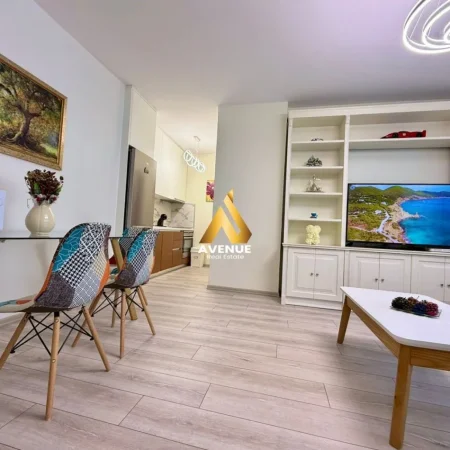 Tirane, jepet me qera apartament 1+1 Kati 8, 800 €