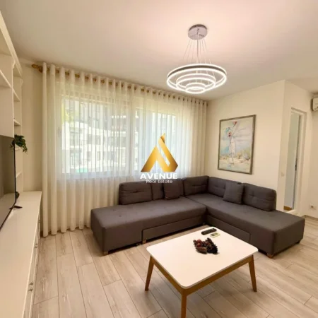Tirane, jepet me qera apartament 1+1 Kati 8, 800 €