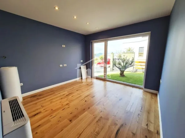 Tirane, jepet me qera Vile 3 Katshe , 480 m² 5.000 € ("LONG HILLS" REZIDENCE)