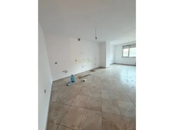 Tirane, jepet me qera zyre Kati 4, 127 m² 1.500 € (Pas 15 katshit)