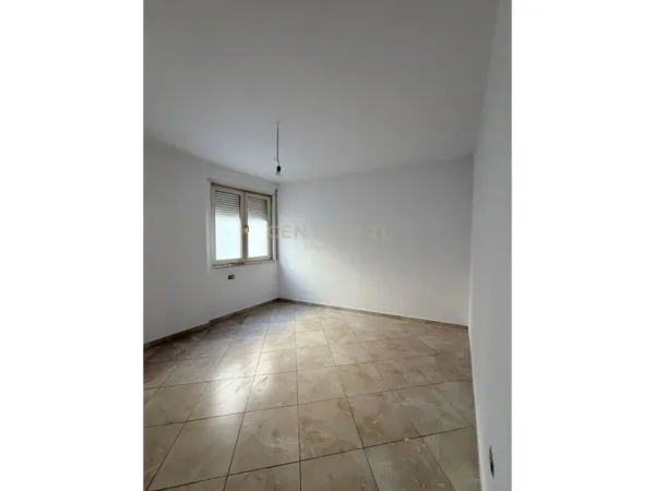Tirane, jepet me qera zyre Kati 4, 127 m² 1.500 € (Pas 15 katshit)