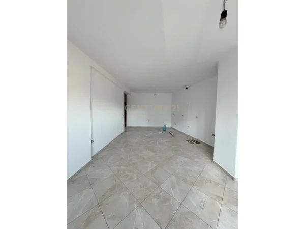 Tirane, jepet me qera zyre Kati 4, 127 m² 1.500 € (Pas 15 katshit)