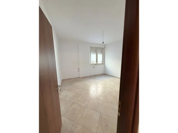 Tirane, jepet me qera zyre Kati 4, 127 m² 1.500 € (Pas 15 katshit)
