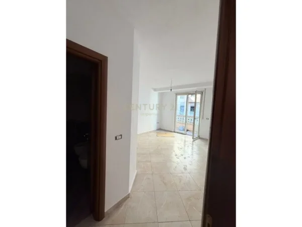 Tirane, jepet me qera zyre Kati 4, 127 m² 1.500 € (Pas 15 katshit)