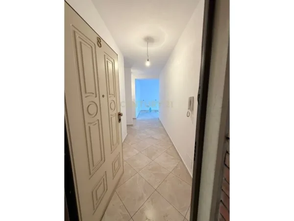 Tirane, jepet me qera zyre Kati 4, 127 m² 1.500 € (Pas 15 katshit)